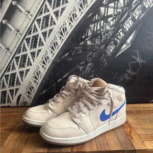 Nike Mid-Top Sneakers with colorful Accents